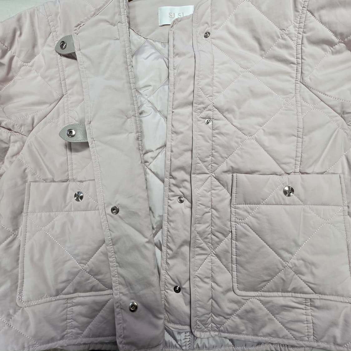 0712 [에스제이에스제이]한섬 리본 포인트 퀼팅자켓 23ss 상품이미지3