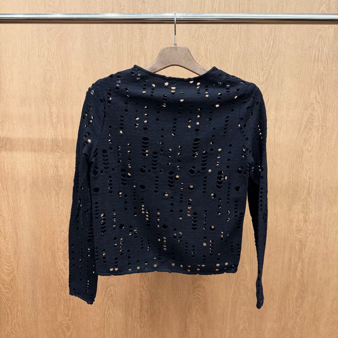 마쥬 라운드넥 긴팔 니트 디스트로이드 세로 홀 펀칭 패턴 디테일 블랙 상품이미지3