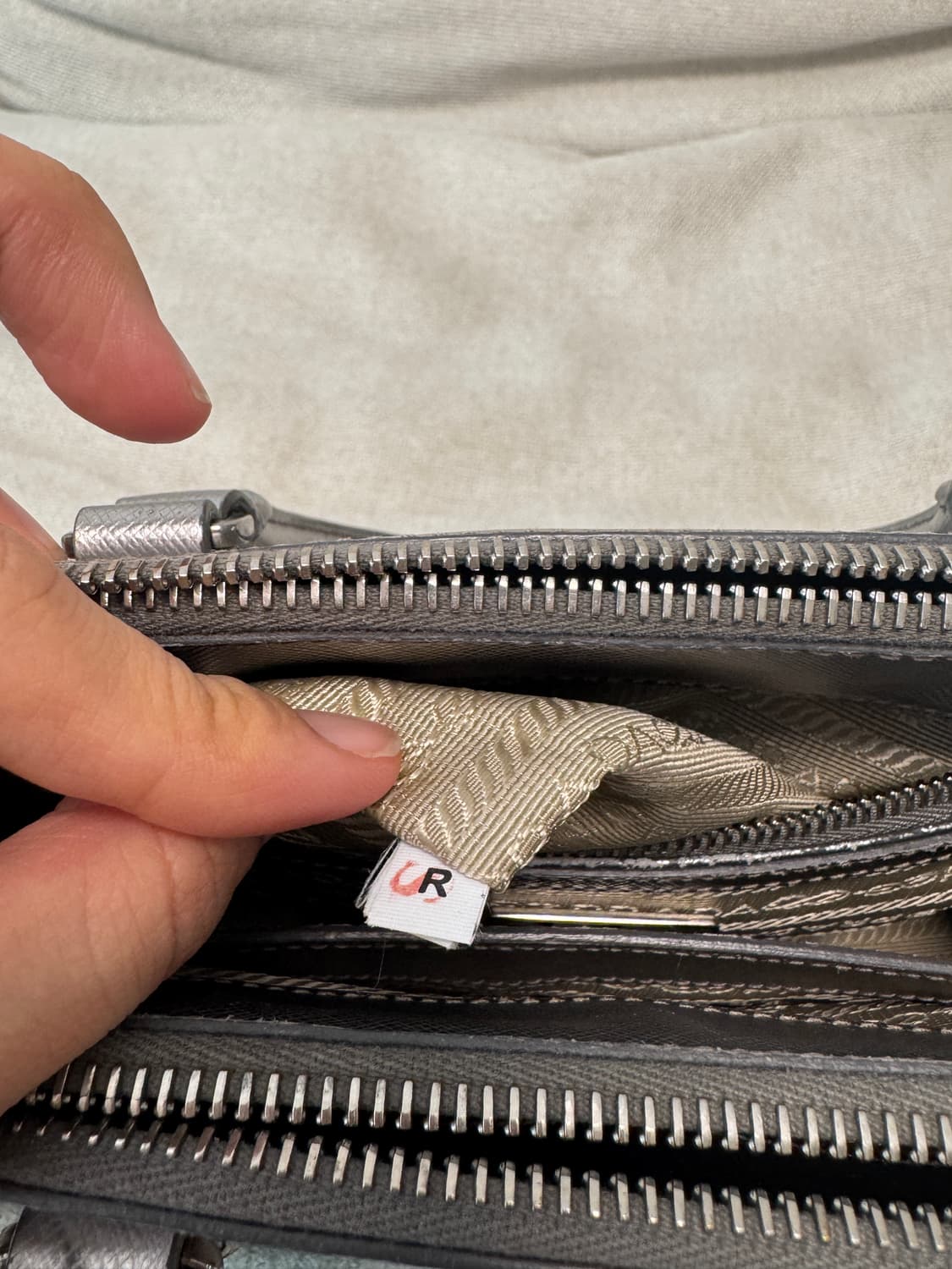 프라다 갤러리아백 실버컬러 스몰사이즈 상품이미지5