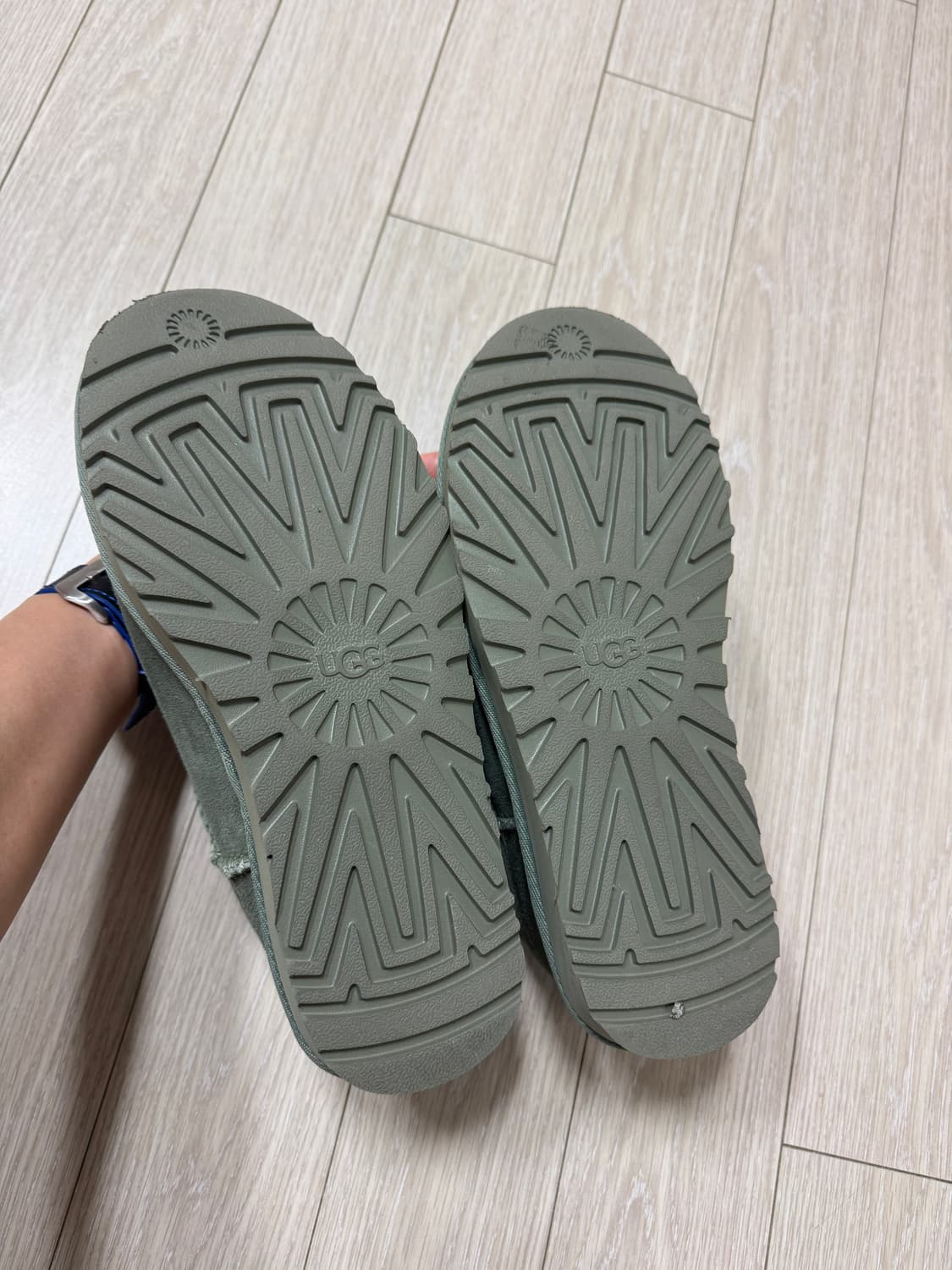 UGG 어그 클래식 울트라 미니 부츠 올리브 US8 상품이미지5