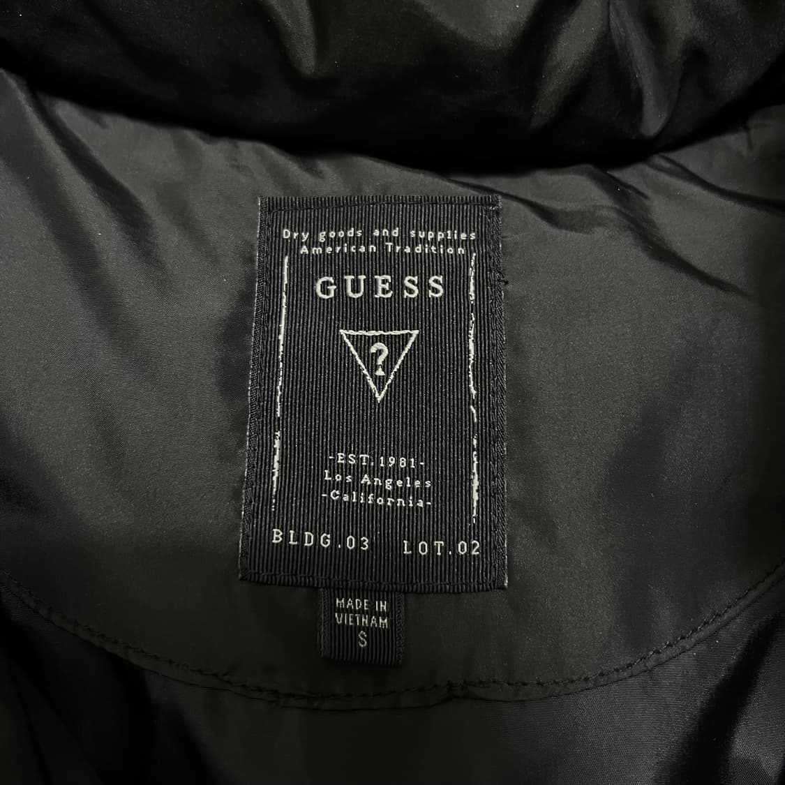 게스 여성 덕다운 와펜 쉐브론 롱패딩 점퍼 [블랙] S/90 상품이미지5