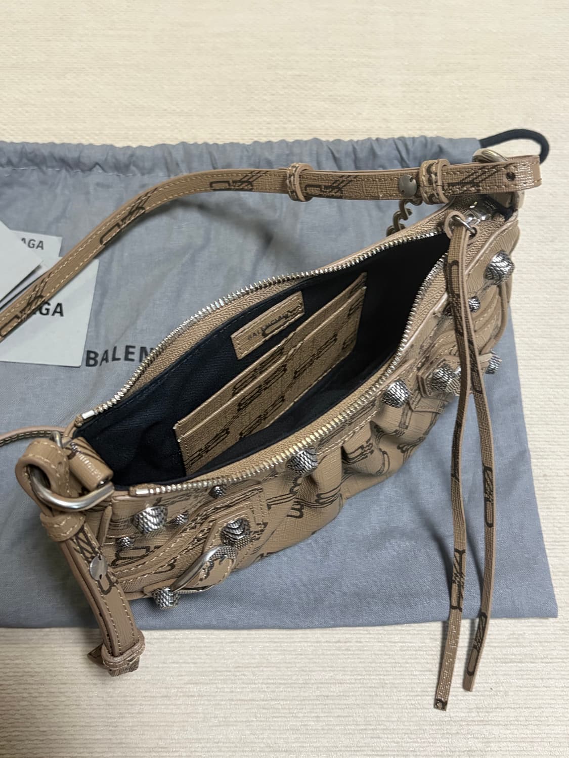 발렌시아가 르카골 체인 미니백 BB 모노그램 베이지 상품이미지4