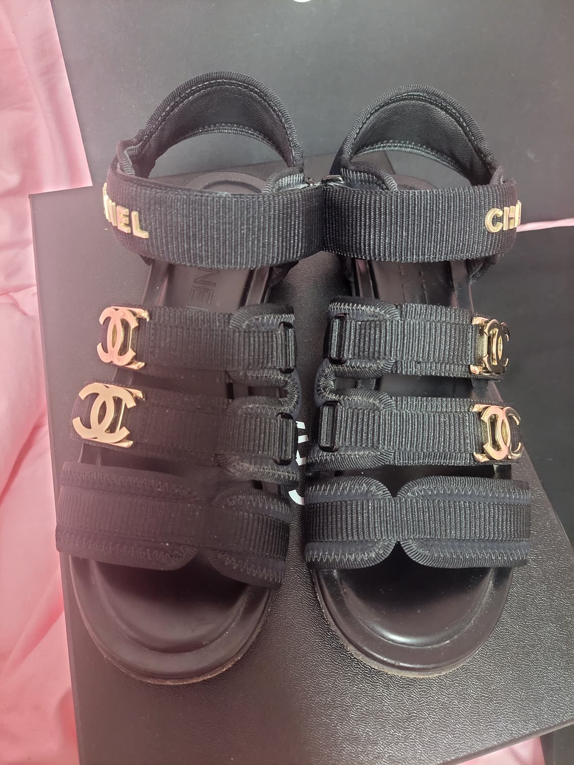 정품)급처3번신은상태좋은!샤넬 로고 블랙 벨크로 샌들 매장가270만원대 상품이미지5
