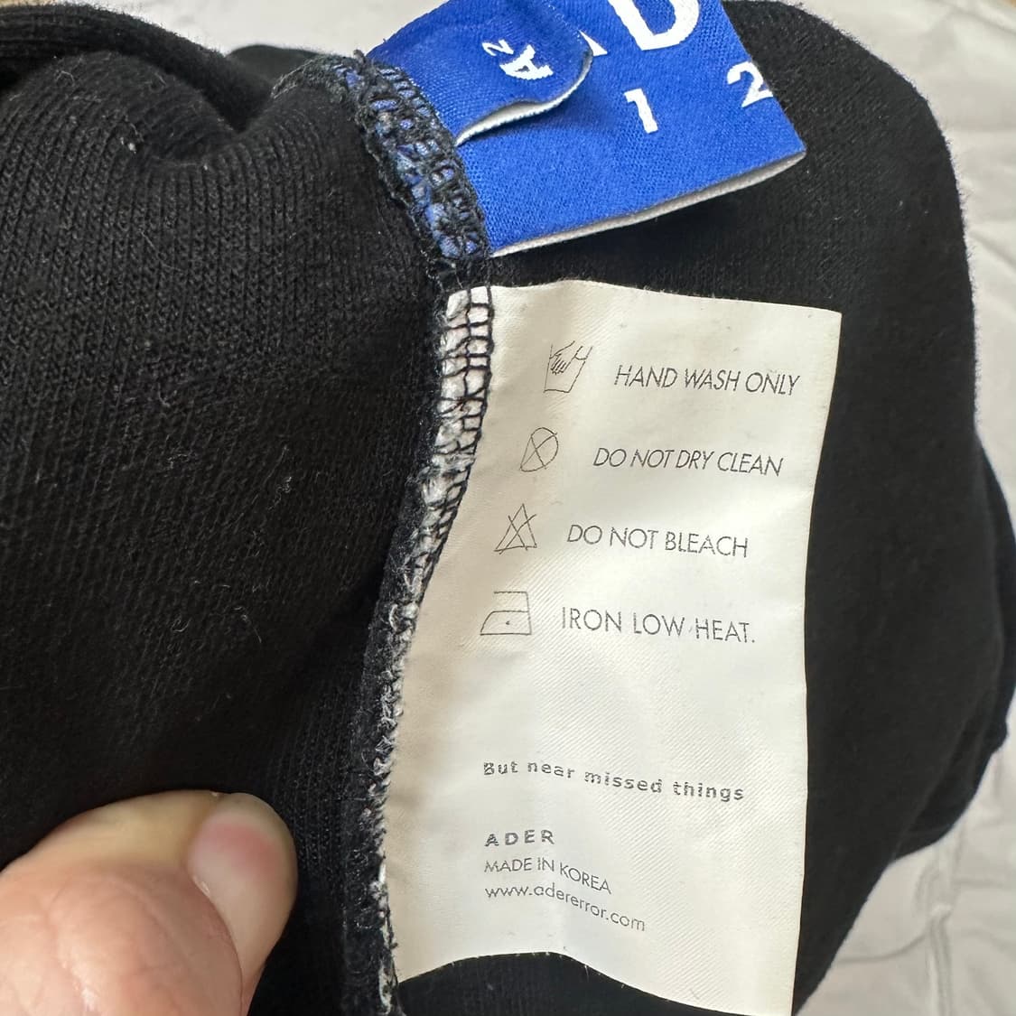 아더에러 19FW 블랙 지구본맨투맨 A2 상품이미지3