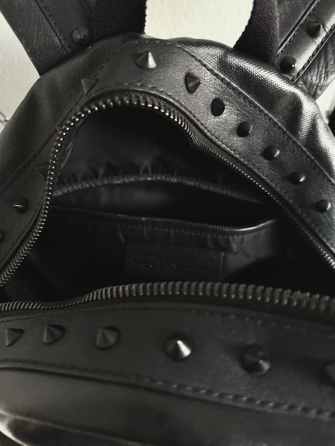 알렉산더 맥퀸 스터드 스컬지퍼 오피움 백팩 상품이미지6