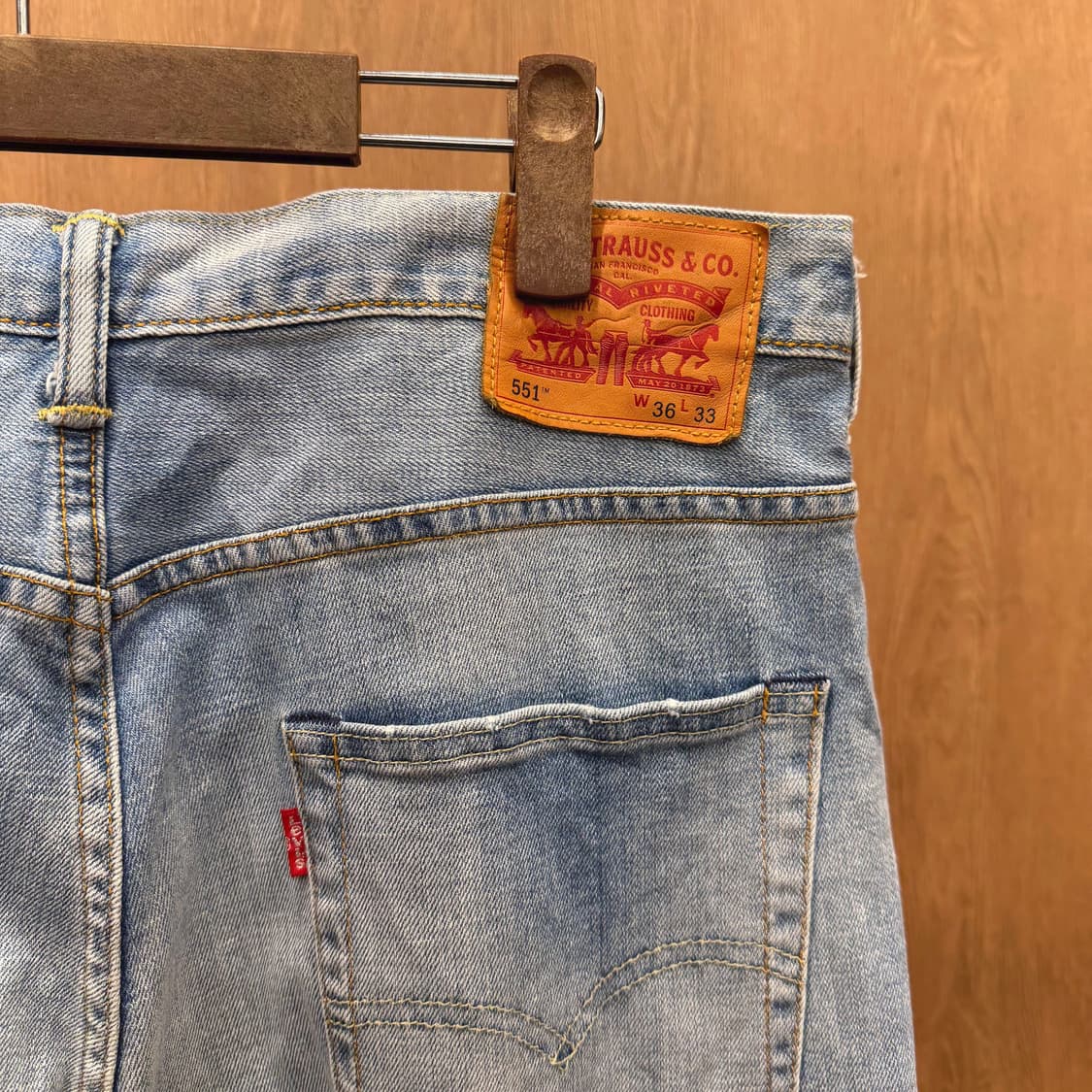 리바이스 551 워싱 데님 팬츠 레드 로고 탭 디테일 스트레이트핏 연청 상품이미지5