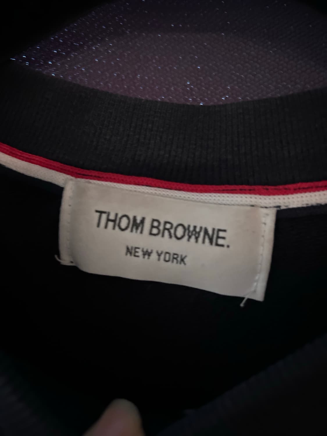 톰브라운 4선 완장 자수 맨투맨 네이비 상품이미지4