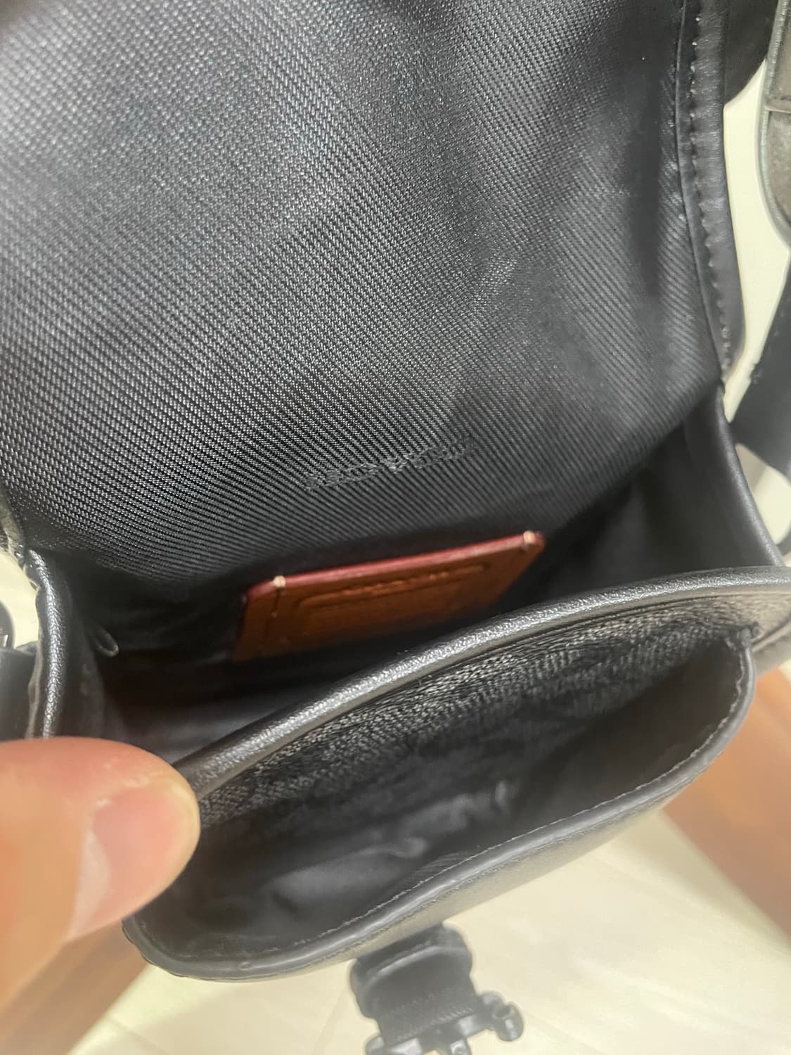 코치 블랙 바디백(시그니처 패턴) 상품이미지7