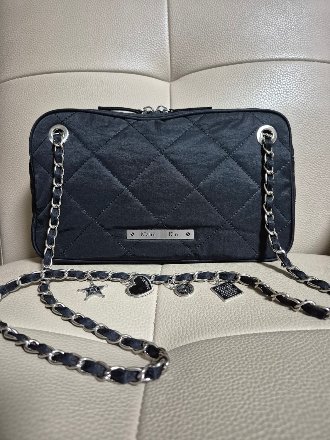 마뗑킴 펜던트 패브릭 퀼팅 미들백 2023 상품이미지3