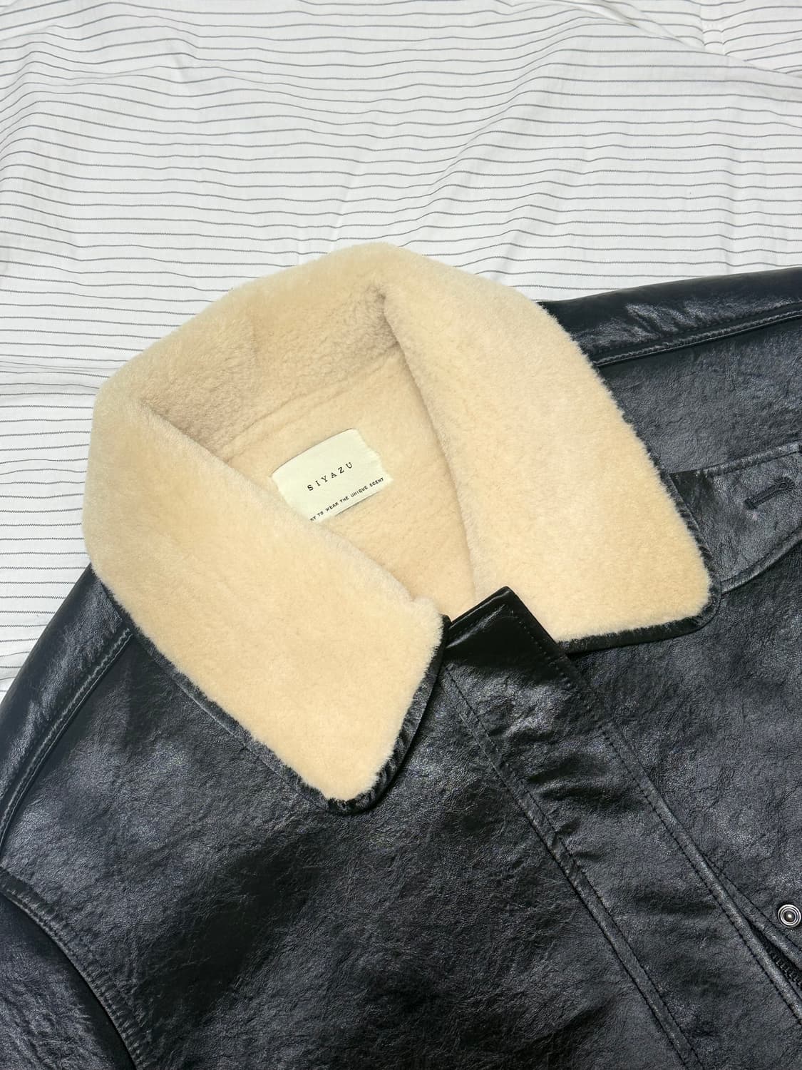 시야쥬 페이크 무스탕 봄버 자켓 팝니다. 상품이미지2