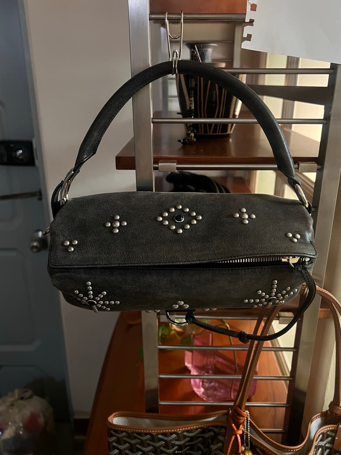 오픈와이와이 스터드 필로우 핸들백 상품이미지3