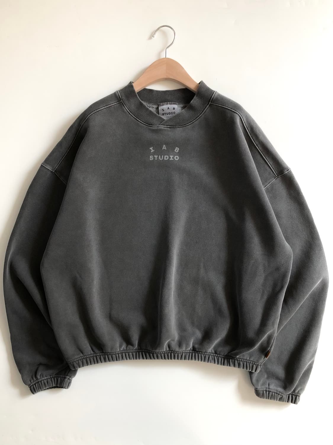 IAB STUDIO 아이앱 스튜디오 차콜 컬러 맨투맨 상품이미지4