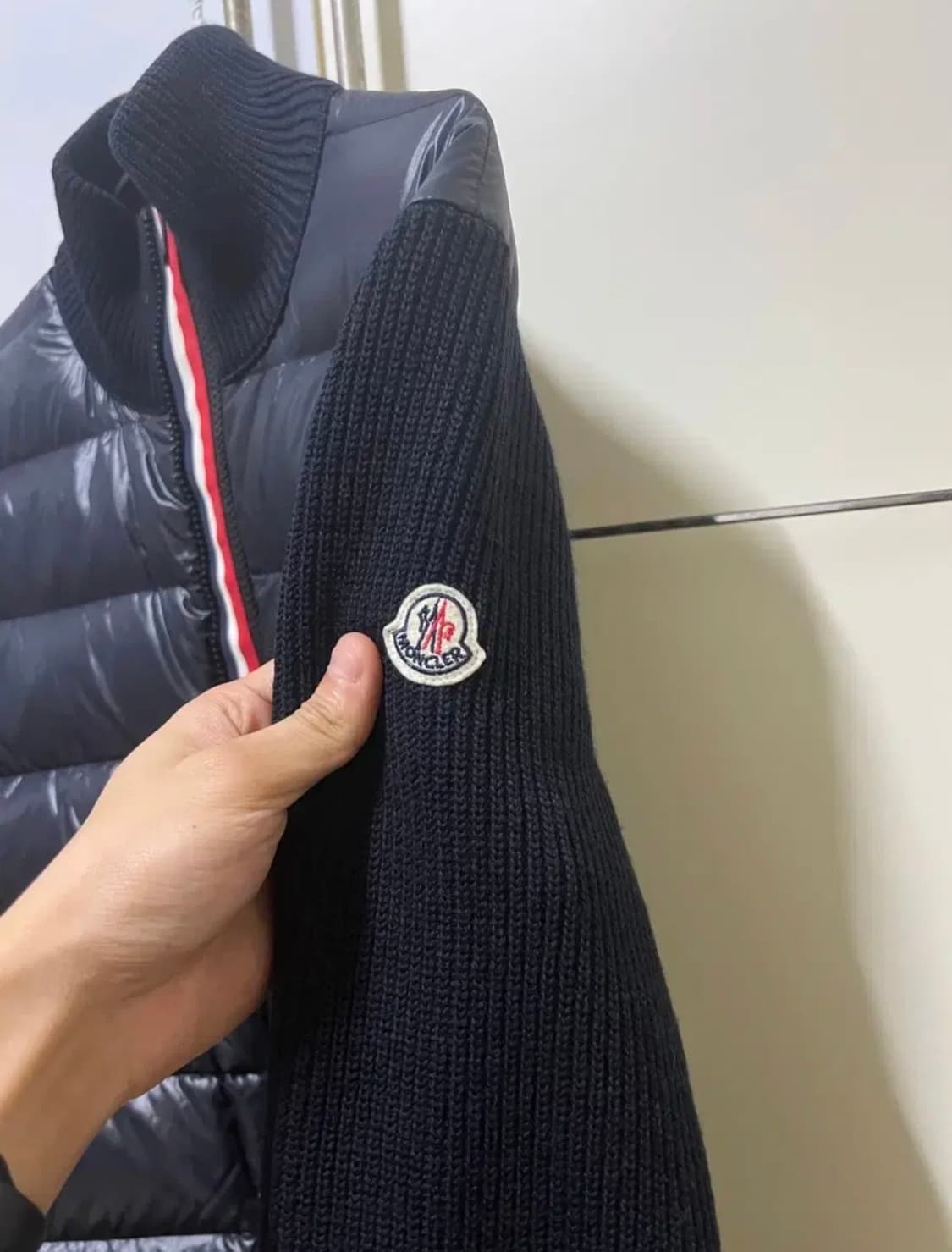 몽클레어 트리콧 삼선 유광 니트패딩 상품이미지2