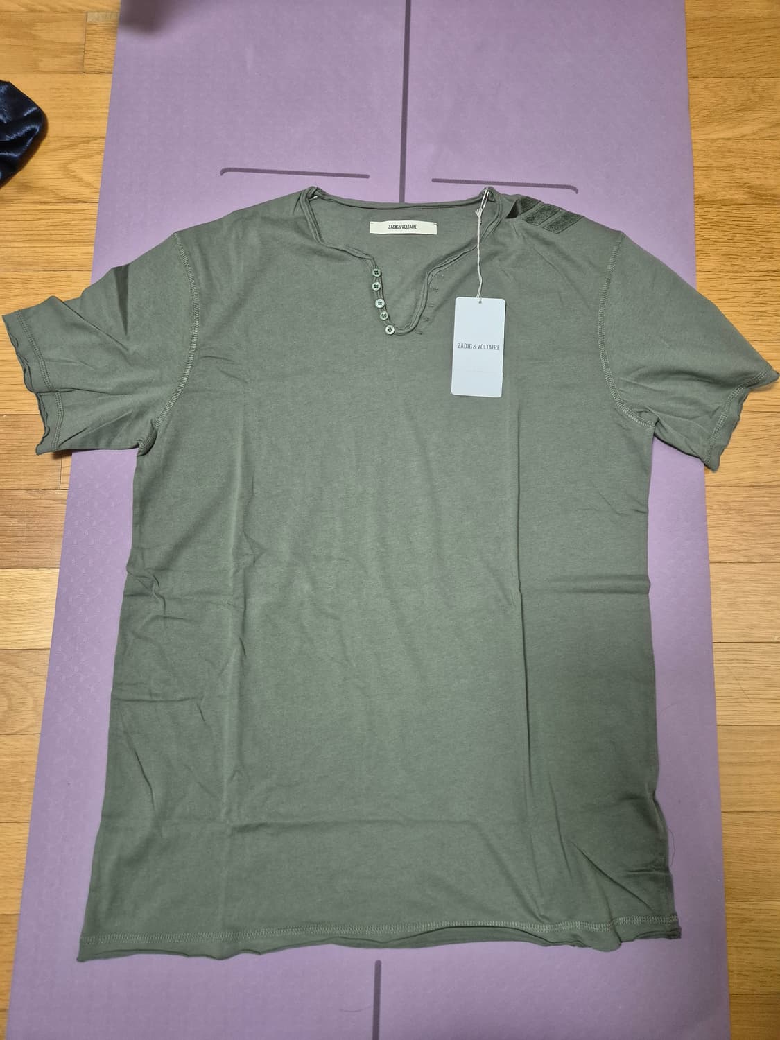 (새상품) 쟈딕앤볼테르 카키 헨리 티셔츠 M사이즈 상품이미지8