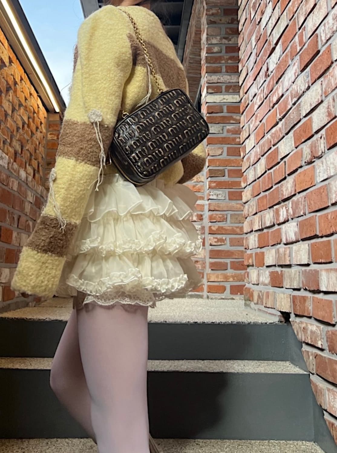 미우미우 브라운 엠보싱 로고 체인 숄더백 샌드커피 상품이미지4