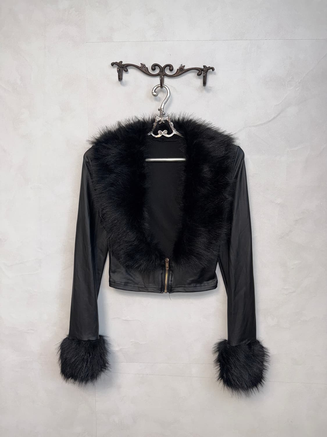 Black eco leather fur detail crop jacket 상품이미지1