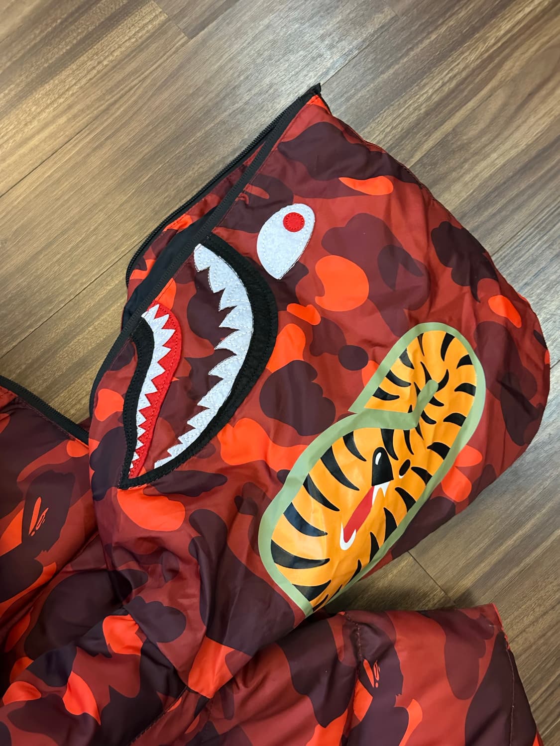 BAPE 레드 카모 샤크 패딩 XXL 상품이미지8