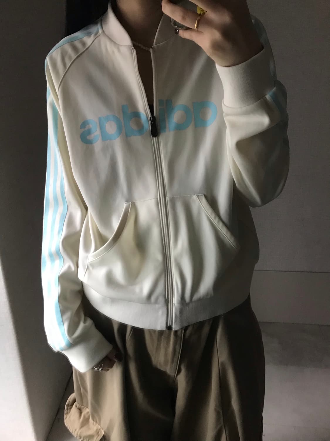 아디다스 크림 연하늘 빅로고 져지 상품이미지3