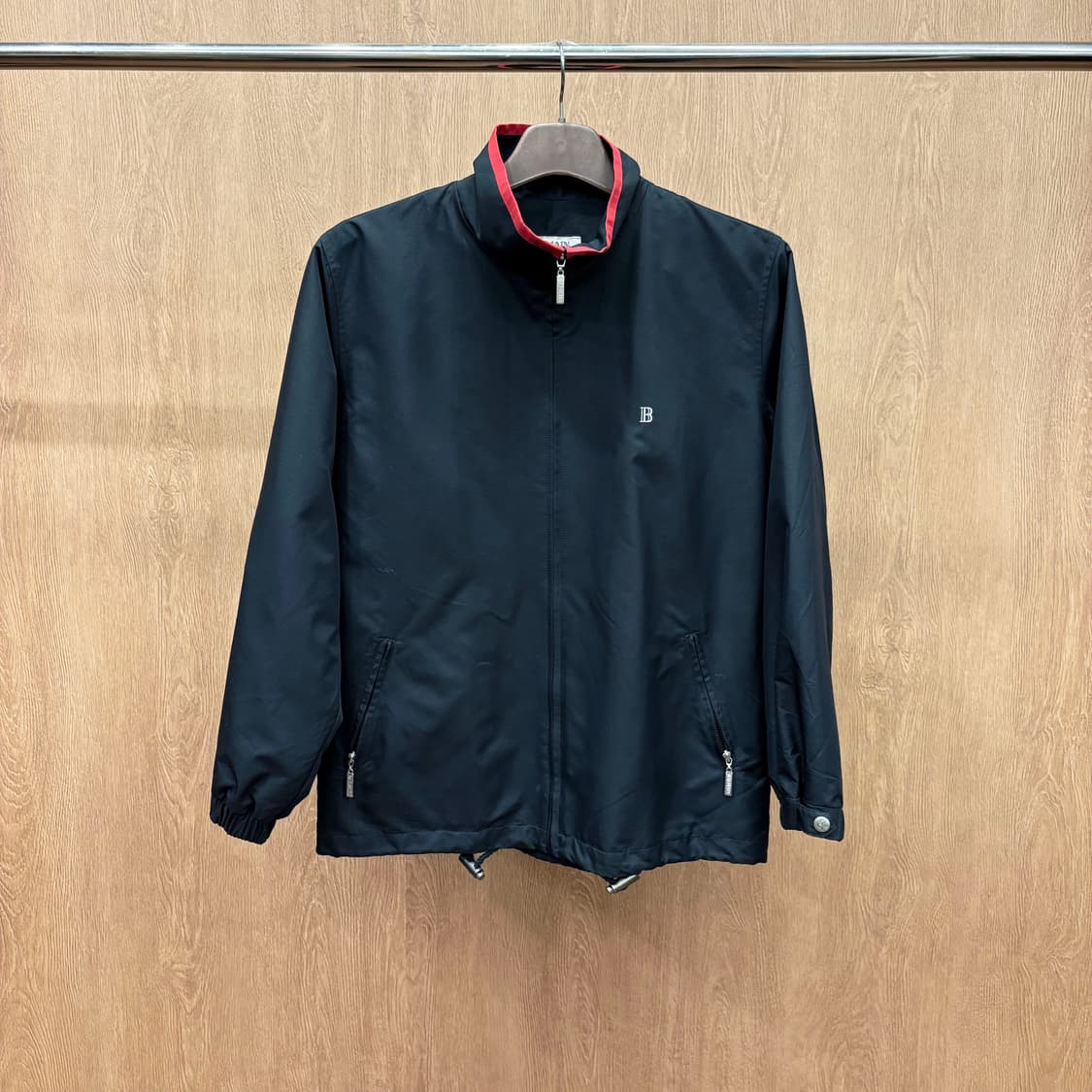 발망 하이넥 집업 자켓 로고 자수 레드 파이핑 밑단 스트링 디테일 블랙 상품이미지2