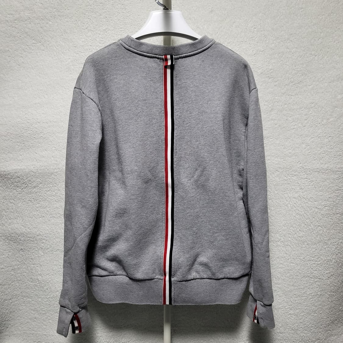 [백화점판] 3 / 톰브라운 백삼선 맨투맨 상품이미지1