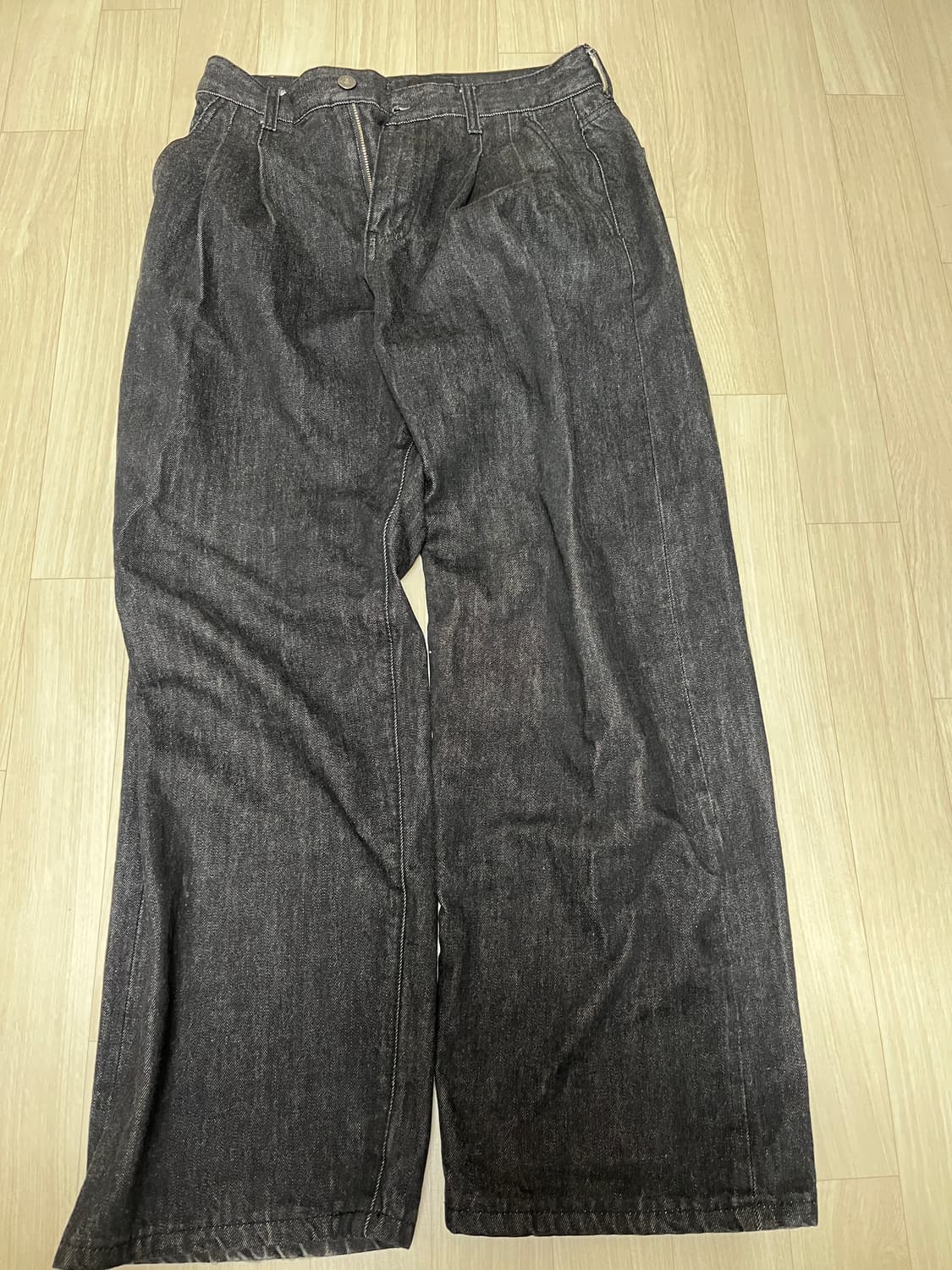 비슬로우 COMFY ONE TUCK SELVAGE DENIM 흑청 상품이미지3