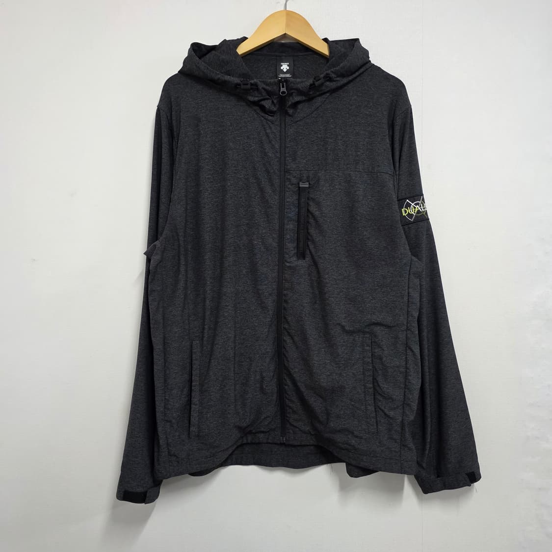 110) 데상트 후드 경량 스판 바람막이 차콜그레이 상품이미지1