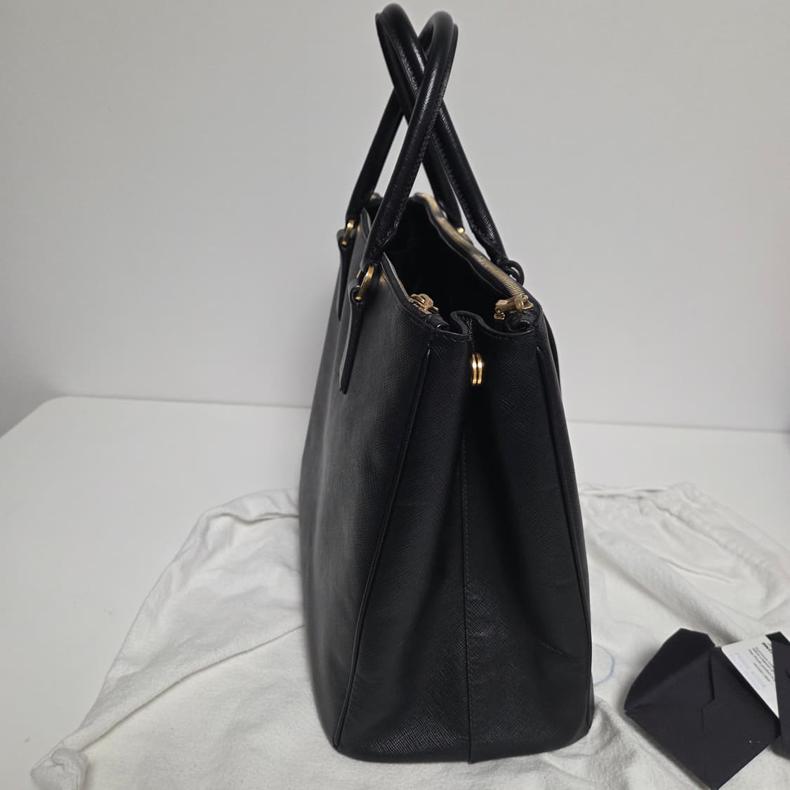 PRADA 프라다 정품 블랙 사피아노 금장 럭스 토트백 상품이미지6