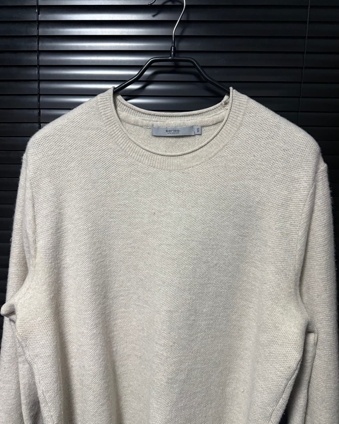 SERIES 시리즈 울 베이지 아이보리 컷팅 말린 넥 라인 니트 스웨터 상품이미지3