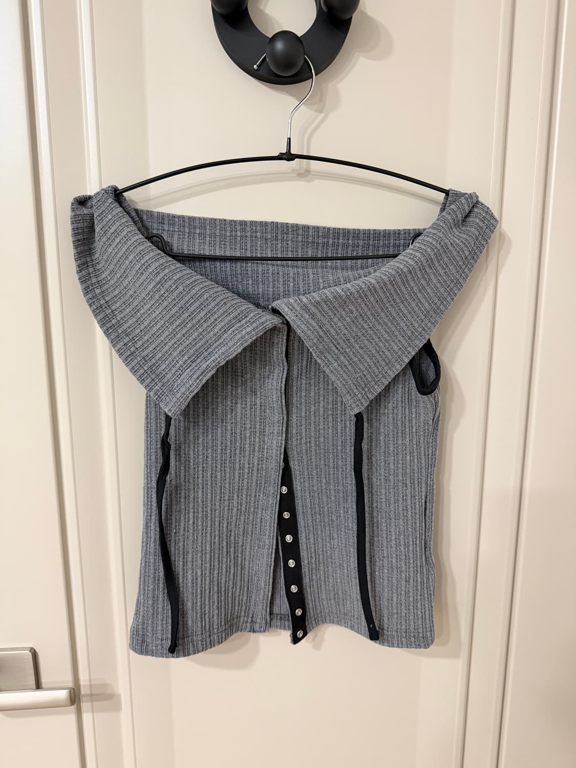 Yuse 유즈 스트링 오프숄더 탑 차콜 상품이미지2