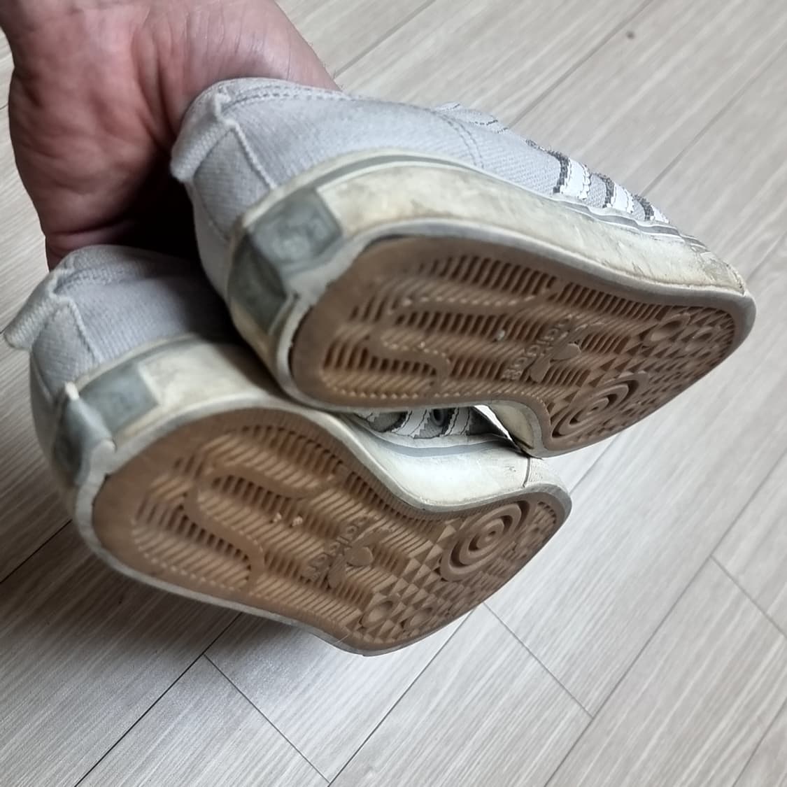 아디다스 회색 스니커즈(235) 상품이미지4