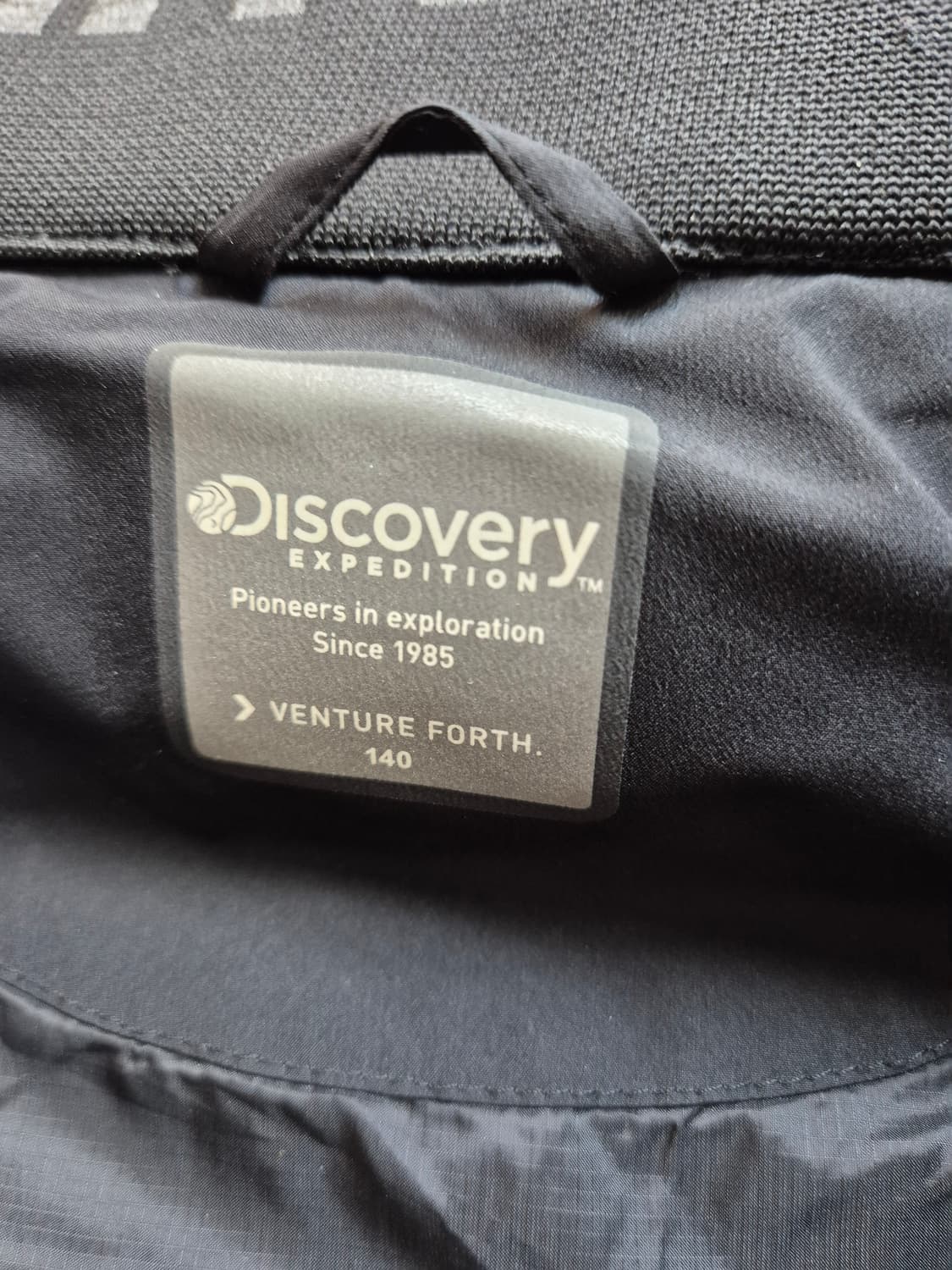 디스커버리 익스페디션 키즈 패딩 점퍼 블랙 색상입니다. 사이즈는 140으 상품이미지3