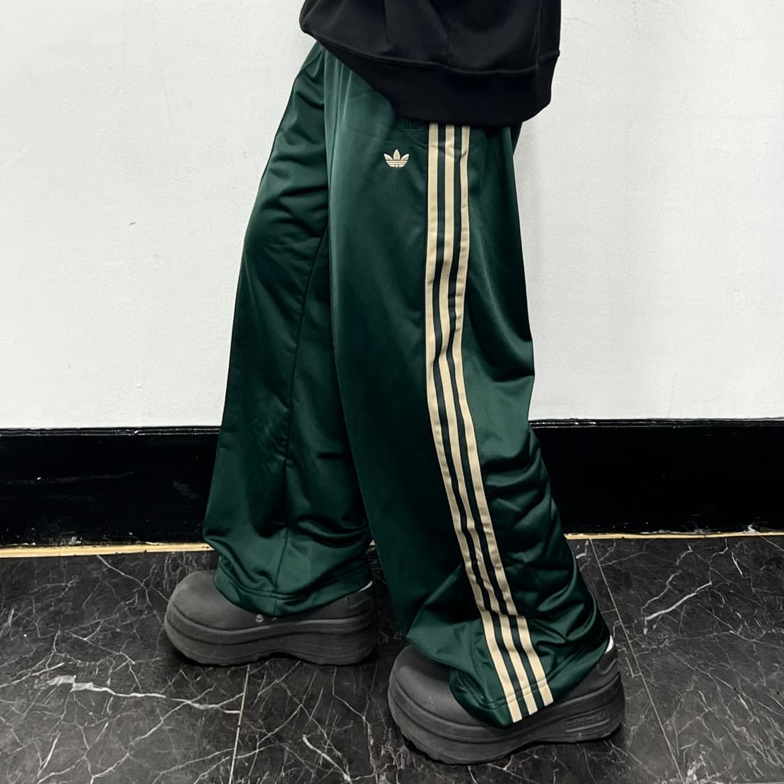 아디다스 삼선 파이어버드 와이드 트랙팬츠 골드 그린 상품이미지1