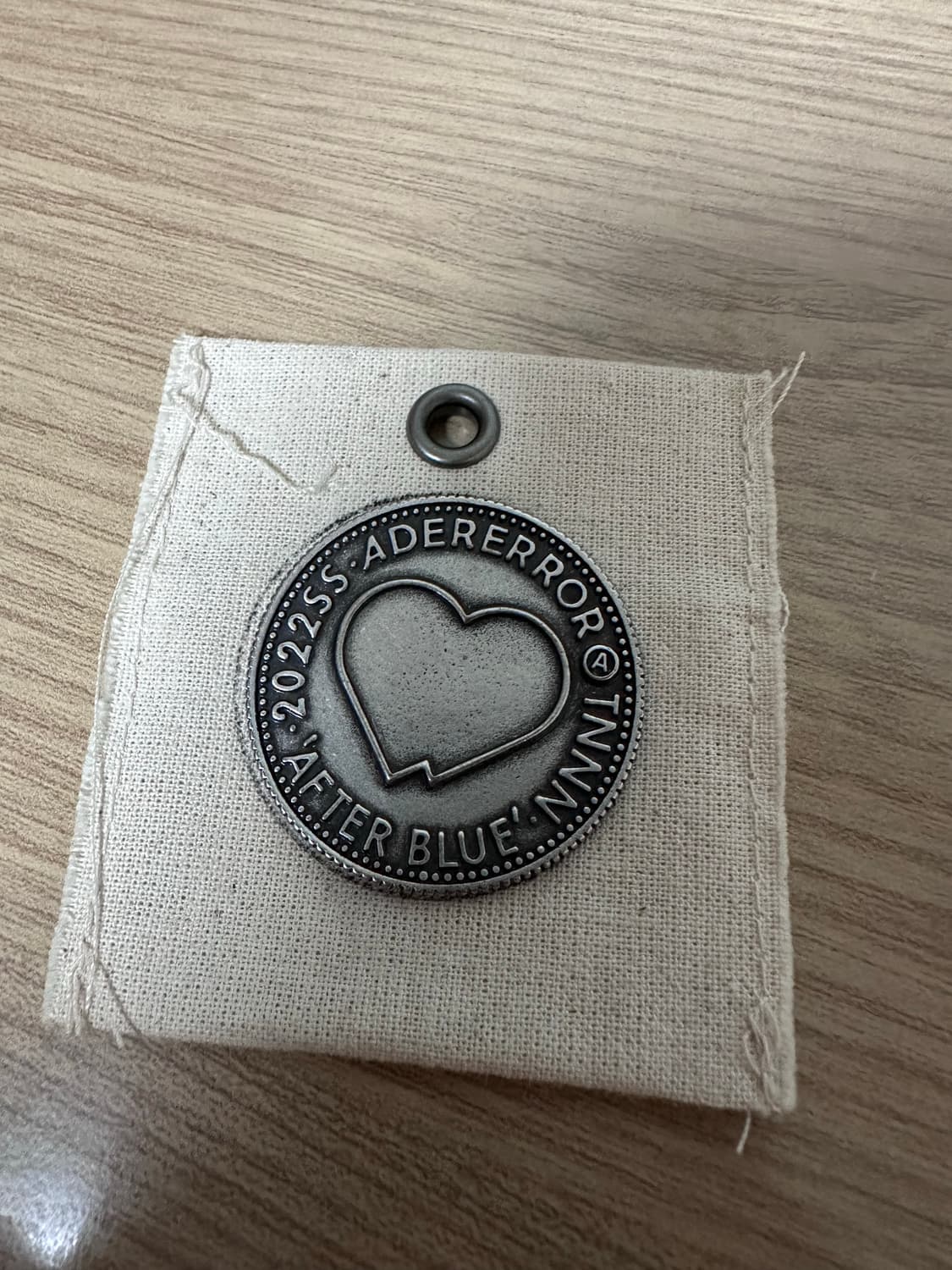 아더에러 22ss 하트메달 상품이미지1