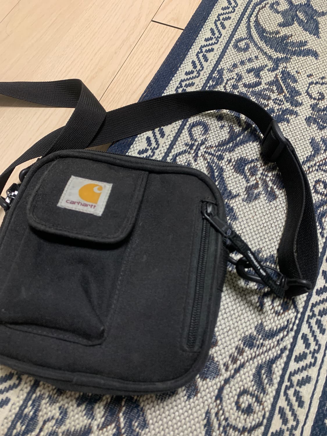 칼하트 에센셜 백 블랙 크로스백 상품이미지2