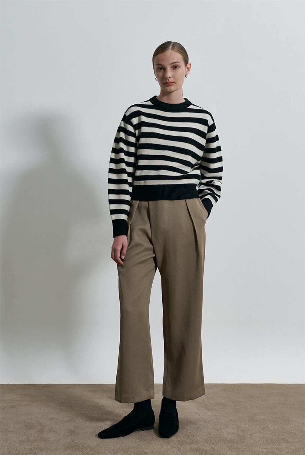 블러썸에이치컴퍼니 스트라이프 패턴 라운드 니트 S 상품이미지2