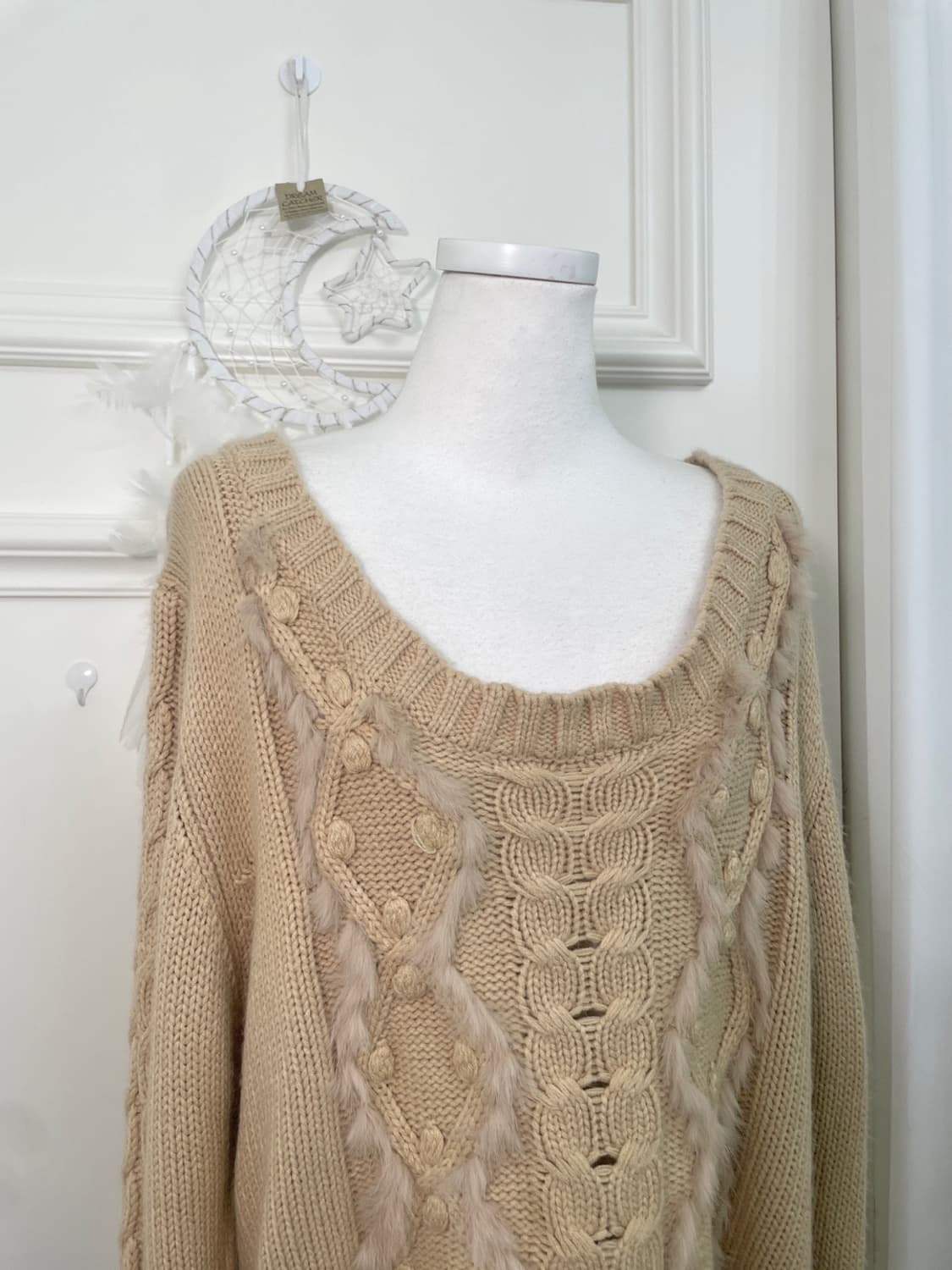beige fur point twist off-shoulder sweat 상품이미지5