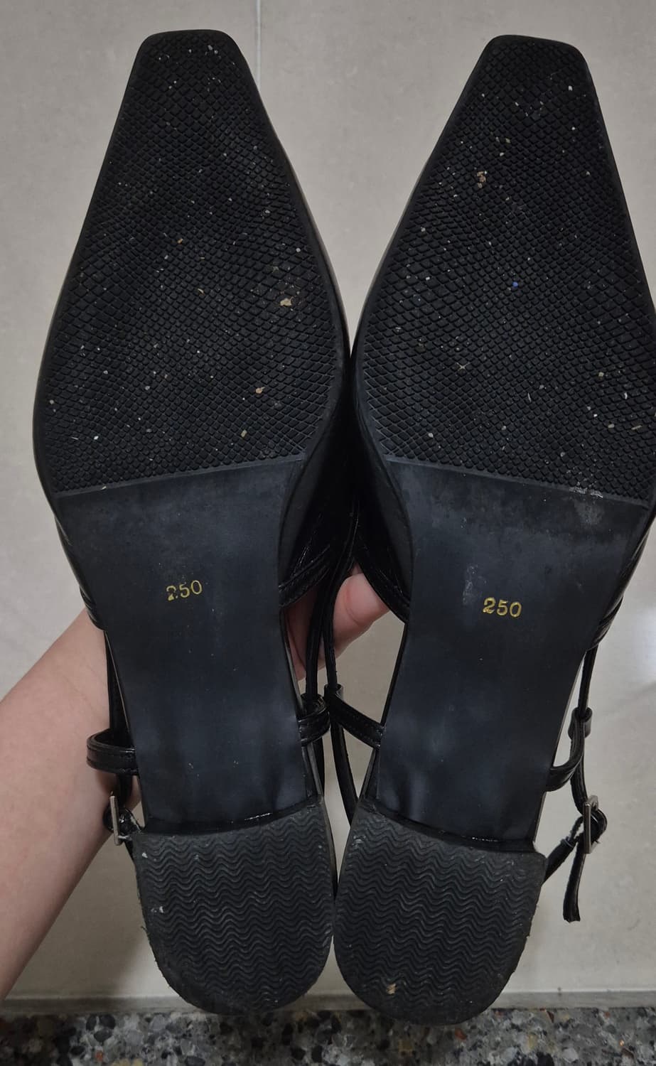 아웃오브레이블 리본 슬링백 블랙 250 상품이미지3