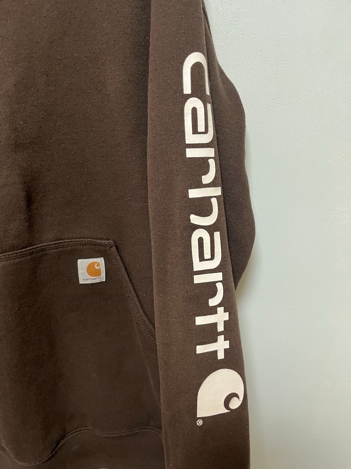 칼하트 팔 로고 후드티 브라운 상품이미지3