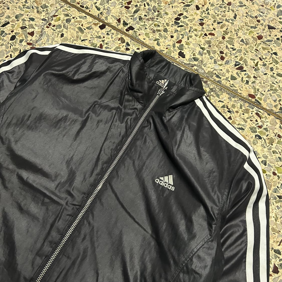 아디다스(ADIDAS) 블랙 유광 바람막이 상품이미지2