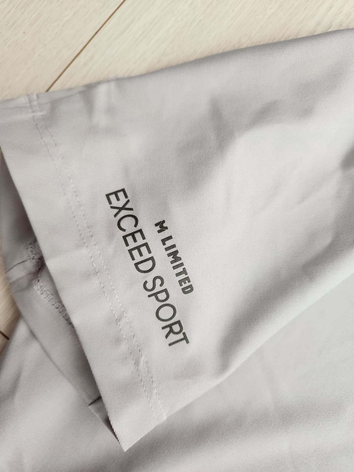 새상품)밀레 남성 반팔 폴로티 카라티 그레이 사이즈L

오염 하자없이 깨 상품이미지3