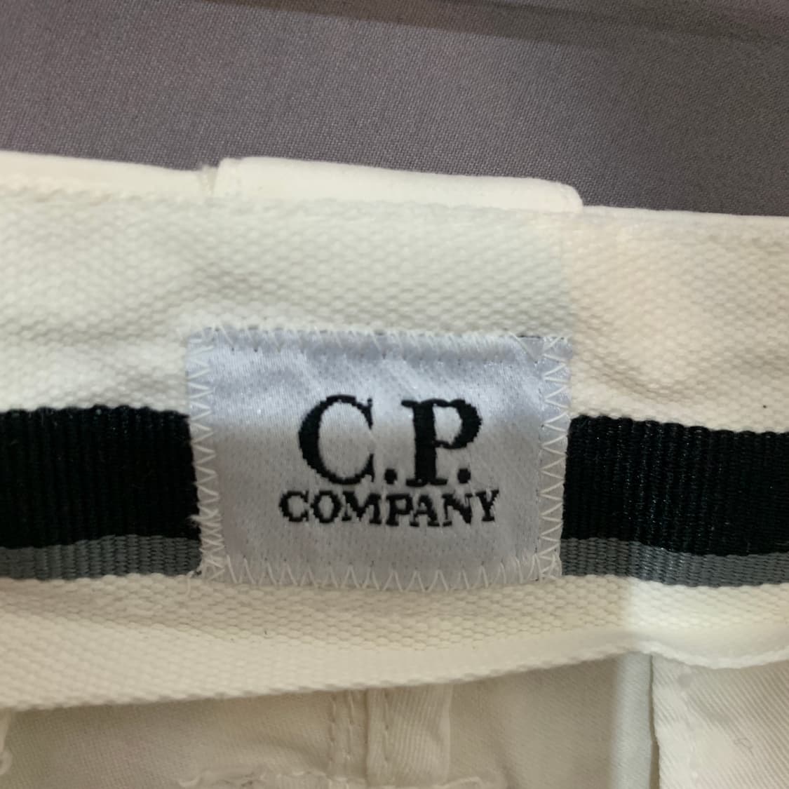 46 CP컴퍼니 14주년 렌즈 와펜 화이트 스판 카고 팬츠 상품이미지5
