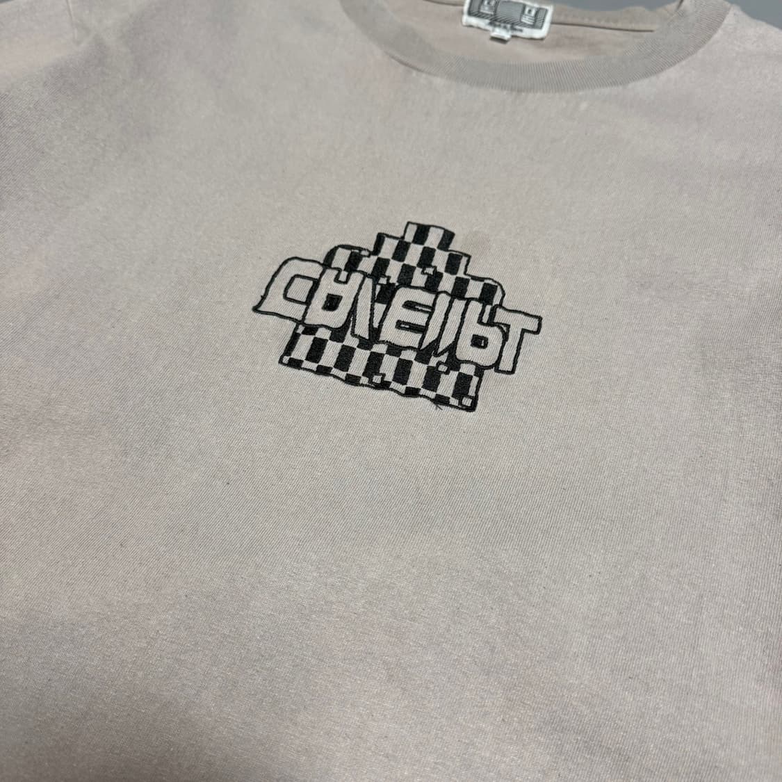 카브엠트(CAV EMPT) 22ss 라이트그레이 양면 자수 크루넥 반팔 상품이미지5