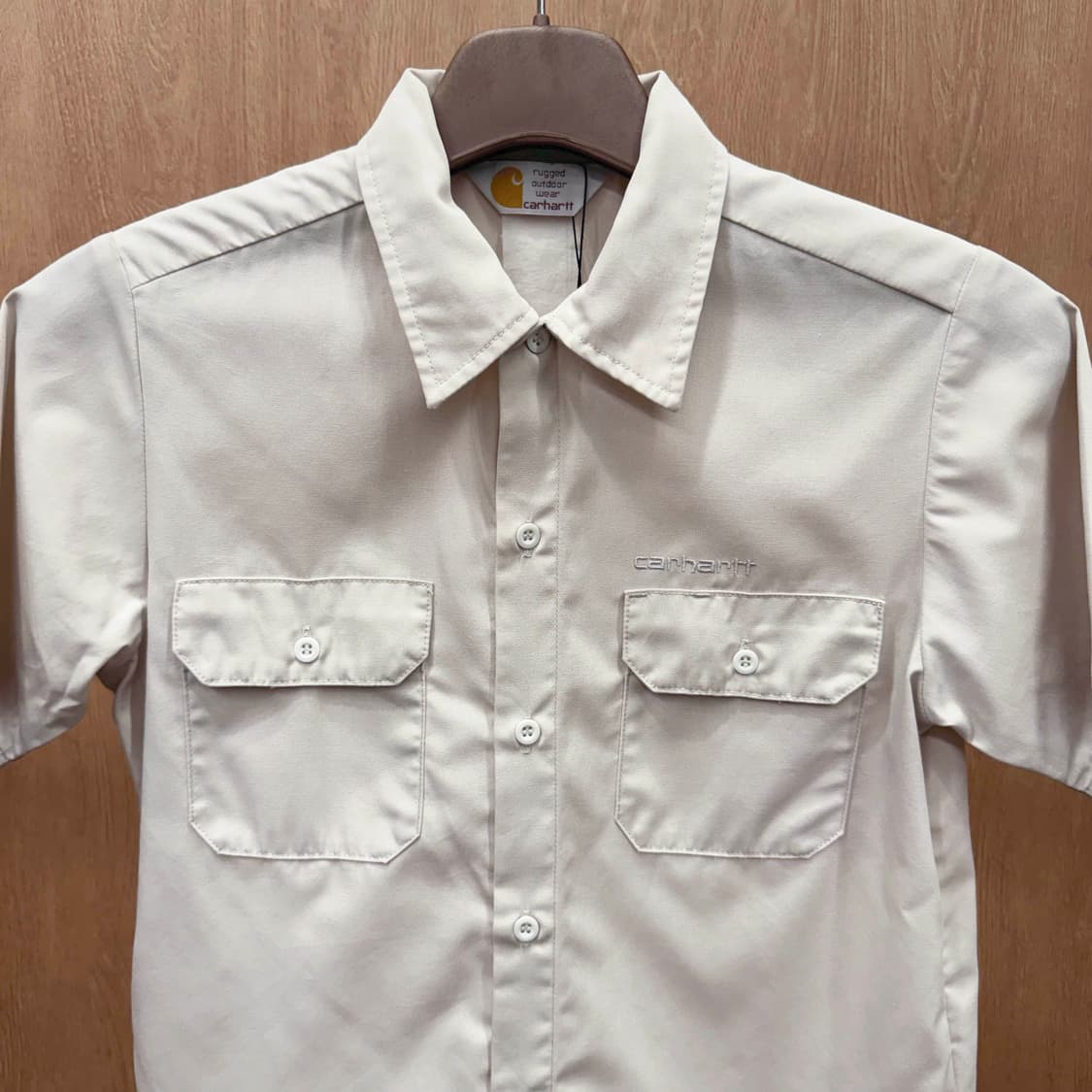 칼하트 반팔 워크셔츠 앞면 투포켓 자수 로고 디테일 베이지 상품이미지4