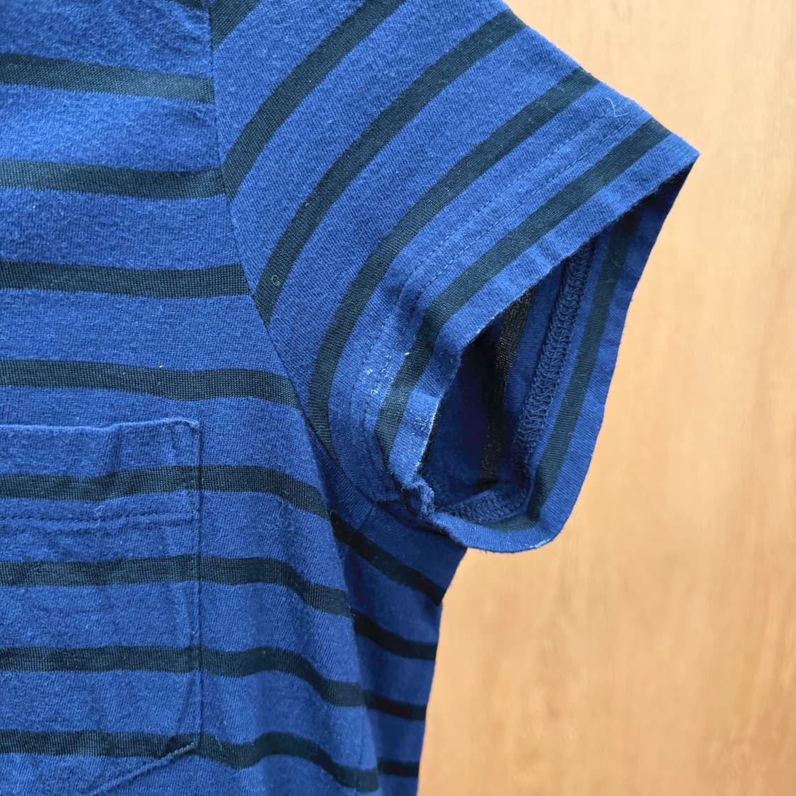 사카이 럭 반팔 블라우스 스트라이프 패턴 플리츠 레이어드 디테일 네이비 상품이미지8