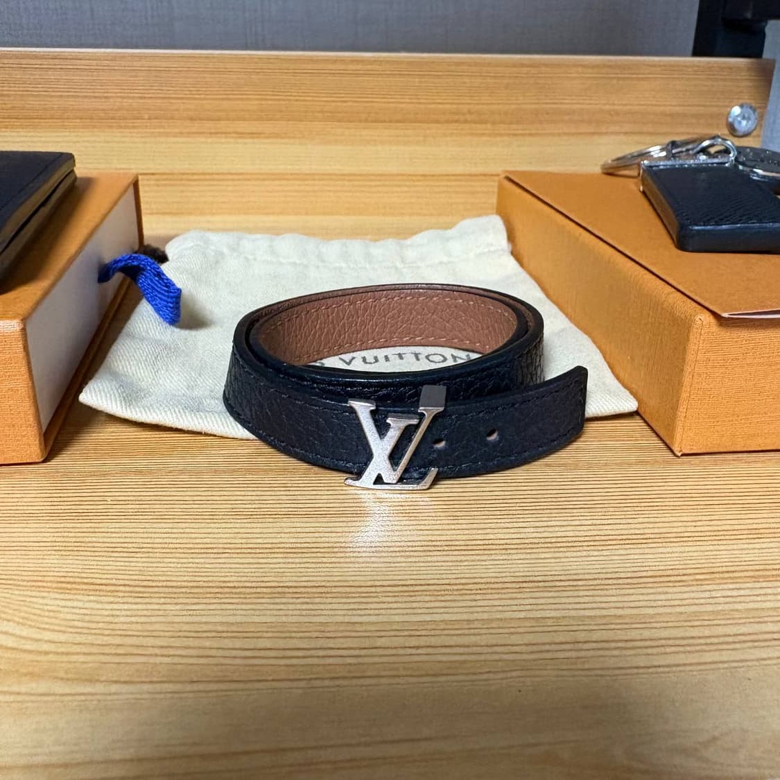 루이비통 가죽 팔찌 블랙 상품이미지1