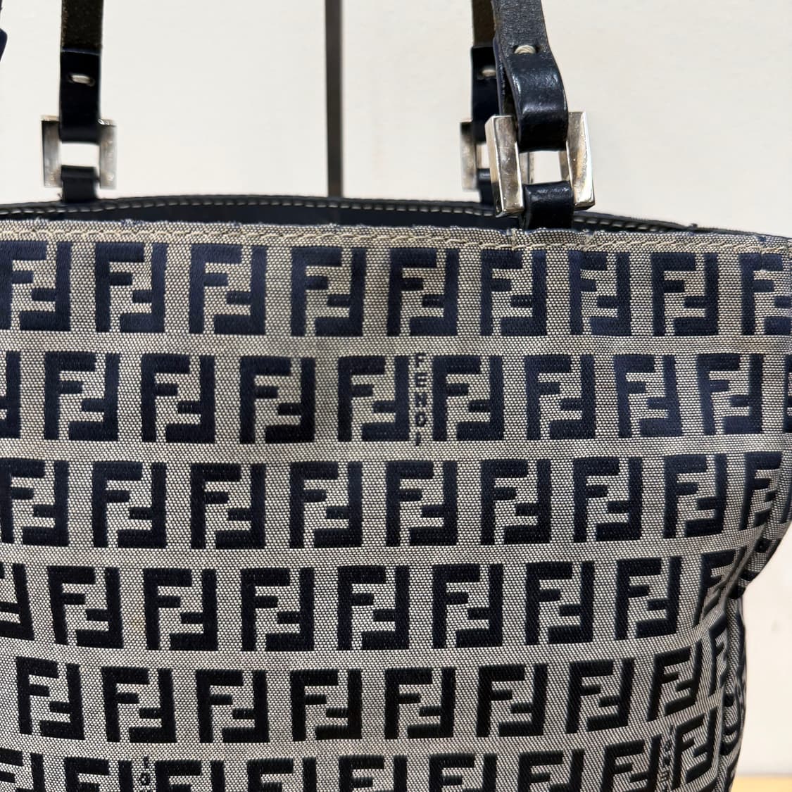 펜디 토트백 FF 주카 로고 패턴 레더 핸들 실버 버클 디테일 블랙 상품이미지6