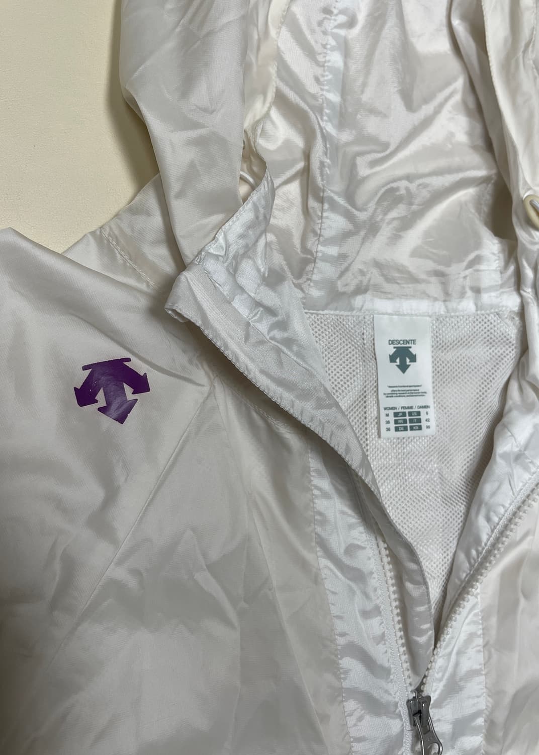 DESCENTE 여성 화이트 후드 바람막이 M 상품이미지3
