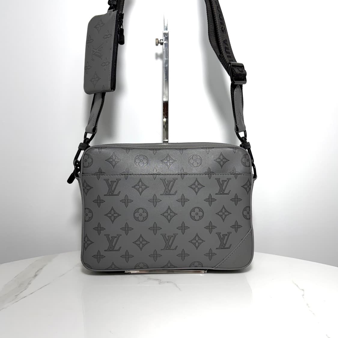 A / 루이비통 쉐도우 듀오 메신저백 그레이 상품이미지1