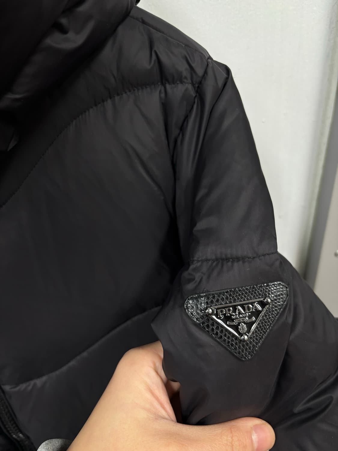 데미지) 프라다 삼각로고 롱 다운패딩44 상품이미지4