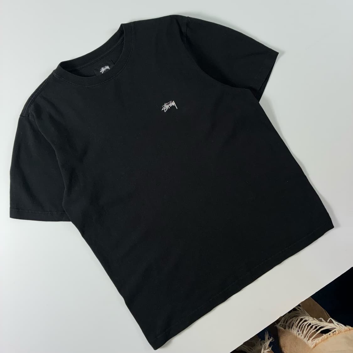 Stussy  스투시 베이직 스몰로고 블랙 반팔티  상품이미지1